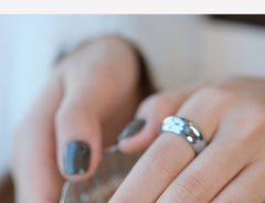 Moderne, gut aussehende weiße Rüstung