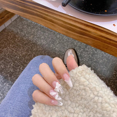 Schwangere Rüstung trägt handgemachte Maniküre