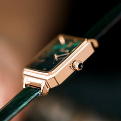 Reloj pequeño verde para mujer con esfera texturizada verde malaquita