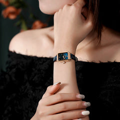 Reloj pequeño verde para mujer con esfera texturizada verde malaquita