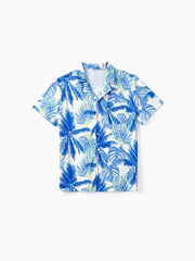 Passendes Familien-Urlaubspyjama-Set mit tropischem Blattmuster