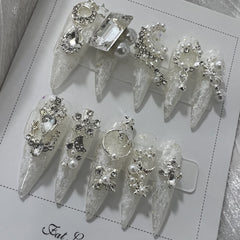 Nagelprodukte im glänzenden Diamant-Stil