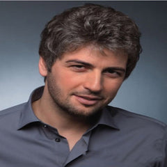 Peluca de hombre de mediana edad con cabello corto y rizado y esponjoso