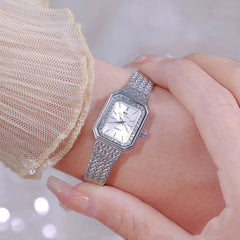 Reloj de mesa de trigo con temperamento simple, cuadrado pequeño, dorado