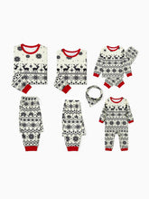 Passendes Familien-Pyjama-Set mit Rentier und Schneeflocke