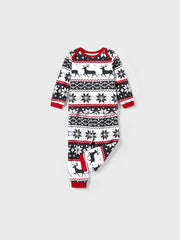 Passendes Familien-Pyjama-Set mit nordischem Rentiermotiv