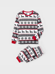 Passendes Familien-Pyjama-Set mit nordischem Rentiermotiv