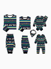 Passendes Familien-Pyjama-Set mit Weihnachtslicht und Rentiermuster