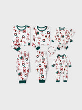 Passendes Familien-Pyjama-Set mit Weihnachtsmann und Kranz
