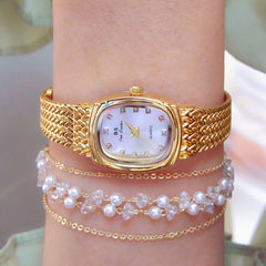 Reloj dorado pequeño, ligero, de lujo, con esfera de trigo y temperamento sencillo.