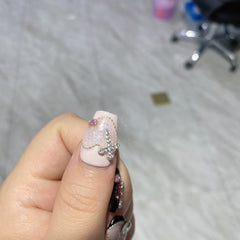 Frauen können künstliche Nagelpflaster tragen