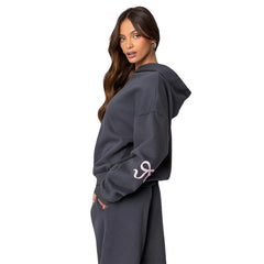 Conjunto cómodo y acogedor con estampado de lazo