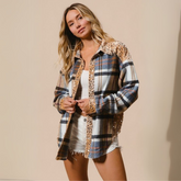 Chaqueta abotonada con lentejuelas y dobladillo curvo