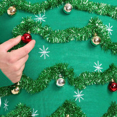 Suéteres navideños con adornos festivos para un look alegre