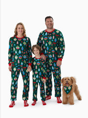 Festliches Pyjama-Set für die ganze Familie mit Ornament-Print