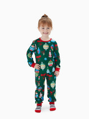 Festliches Pyjama-Set für die ganze Familie mit Ornament-Print