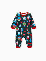 Festliches Pyjama-Set für die ganze Familie mit Ornament-Print