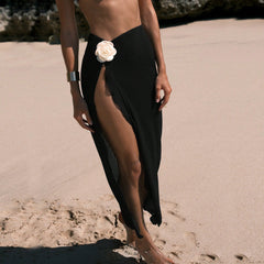 Conjunto de bikini de tres piezas con aro tipo halter y falda