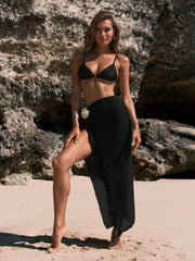 Conjunto de bikini de tres piezas con aro tipo halter y falda