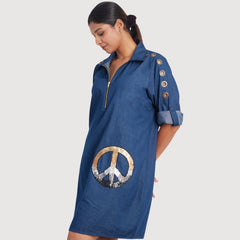 Vestido de una pieza con bordado y ojales decorativos