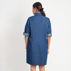 Vestido de una pieza con bordado y ojales decorativos