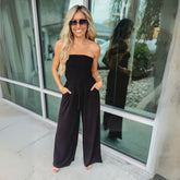 Vielseitiger Jumpsuit mit gesmokten Schnitt und verstellbarer Passform