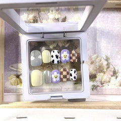 Parche a cuadros bonito para realzar las uñas hecho a mano