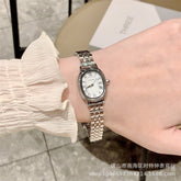 Niche Damenuhr aus Stahl mit römischer Skala