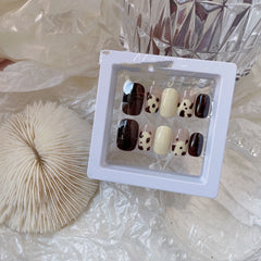 Handgetragene Nailart-Creme und brauner Kontrast