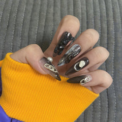 Parche de uñas postizas de conejo con calavera oscura