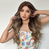 Mittellanger Farbverlauf in Grau und Braun mit lockigem Haar aus Chemiefaser