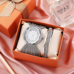 Armbanduhr mit ovalem Breitbandarmband in Gold und Silber