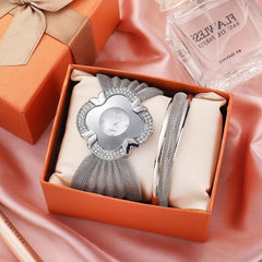 Armbanduhr mit ovalem Breitbandarmband in Gold und Silber