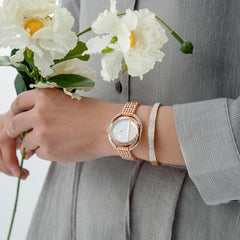 Reloj de cuarzo con esfera ovalada y pulsera de acero y titanio.