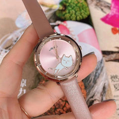 Gatita estudiante sacudiendo la cabeza observa