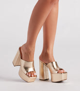 Sassy Strikes Again – Pantoletten mit metallischer Plateausohle