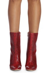 Dame in Stiletto-Booties