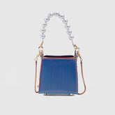 Lila Tasche mit Perlenkette