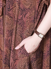 Hier sehen Sie ein lockeres A-Linien-Kleid mit V-Ausschnitt