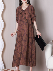 Hier sehen Sie ein lockeres A-Linien-Kleid mit V-Ausschnitt