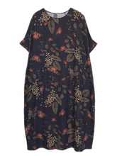 Kurzes, ausgestelltes Kleid mit Puffärmeln und gesmokten Taillen