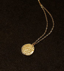 Collar dorado con colgante de moneda redonda retro