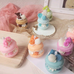 Dekorative Kerze mit Mini-Macarons