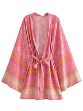 Kurzer Kimono mit Blumendruck, rosa und gelb, kurze Länge, Baumwoll-Robe