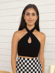 Top corto cruzado con cuello halter y espalda abierta