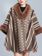 Gestreifter Bordeus-Cape-Cardigan mit flauschigem Hals in Übergröße