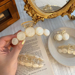 Schillernde Muschel-Haarklammer