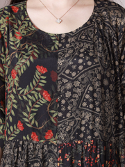 Vestido de corte A con cuello redondo y bajos los pies en la tierra