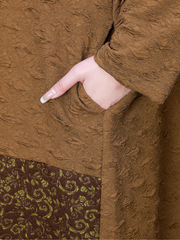 Vielseitiges Herbst-Midikleid mit bedruckten Seitentaschen
