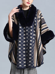 Gestreifter Bordeus-Cape-Cardigan mit flauschigem Hals in Übergröße
